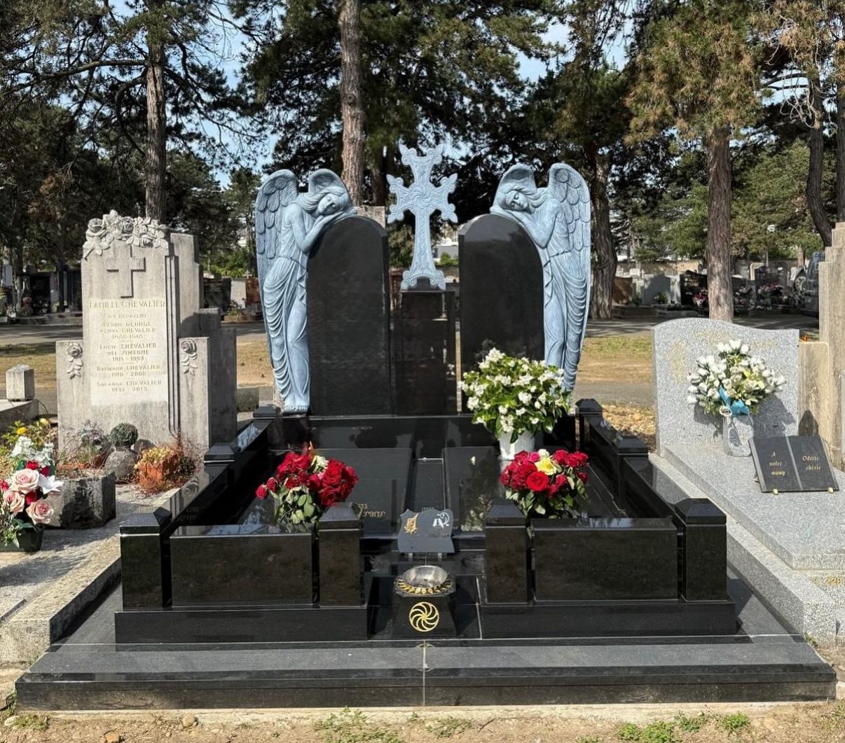 Monument double avec deux anges sculptés et croix arménienne en granit noir